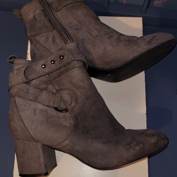 Boots - Picture 3 of 4